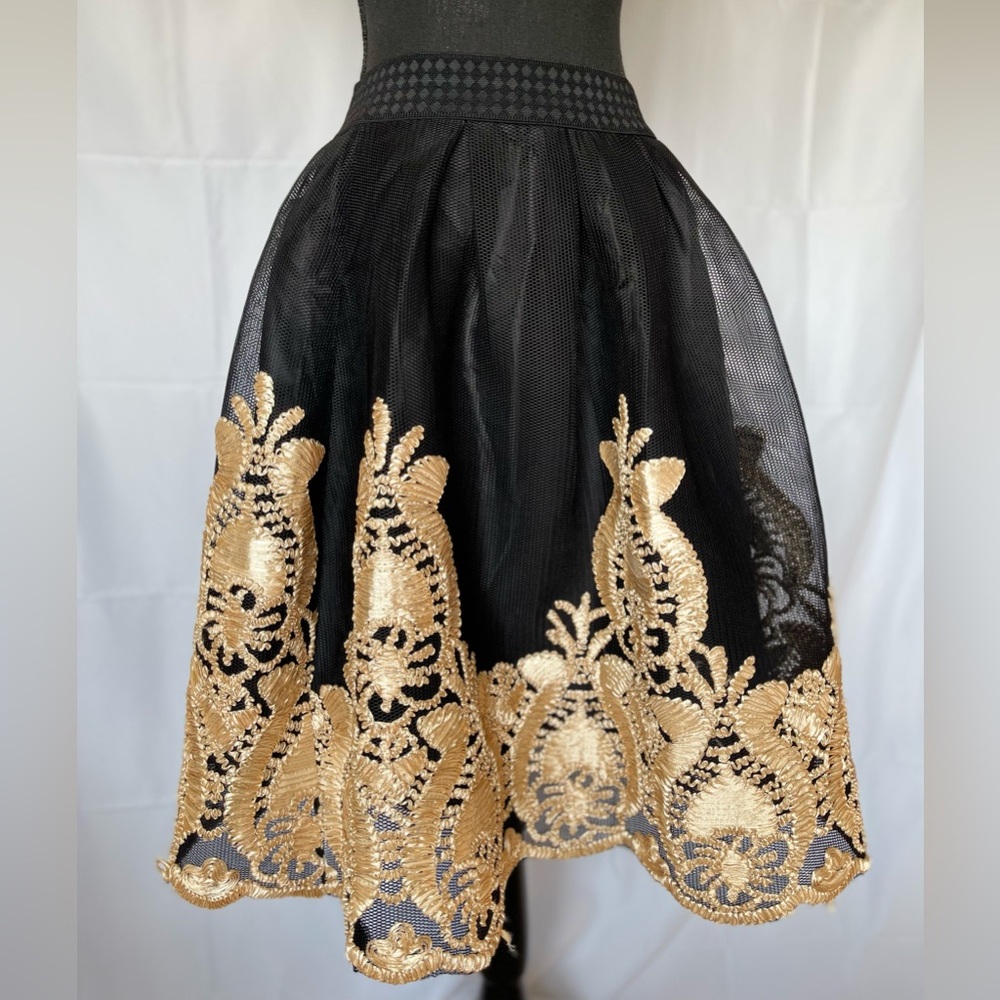 Beautiful skirt, size L, color black and gold